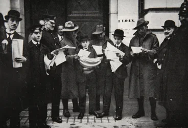 Emprunts de guerre : premiers demandeurs avec prospectus, illustration de The Illustrated War News, janvier 1917